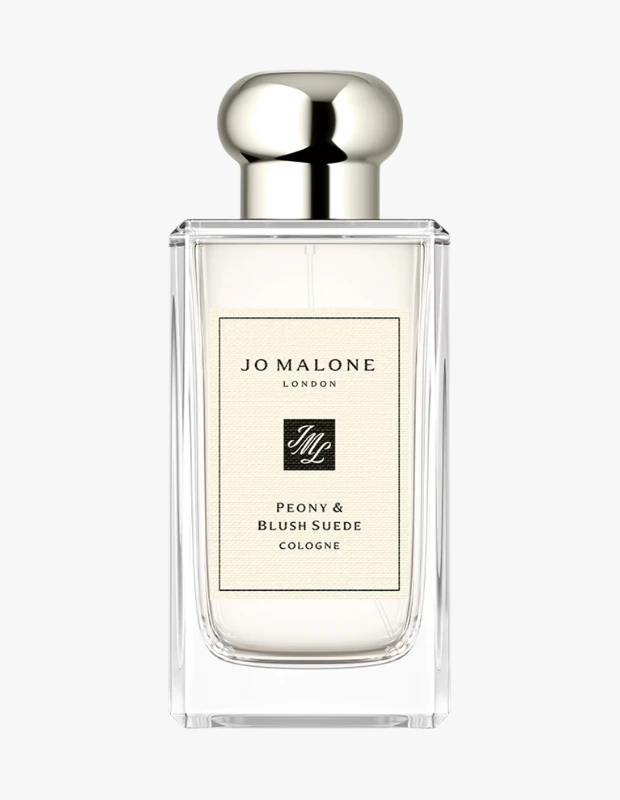 Marka Adı: Jo Malone London
Ürün Adı: Jo Malone London Kadın Kolonya Peony & Blush Suede
Ürün Cinsiyeti: Kadın
Ürün Tipi: Kolonya
Ürün Sezonsallığı: Yaz
Ürün Çeşidi: Çiçeksi
Ürün Özellikleri: Jo Malone London Peony & Blush Suede Kolonya, zarif ve şık tasarımıyla dikkat çeken şeffaf cam bir şişede sunulmaktadır. Gümüş renkli parlak kapağı, bej renkli etiketi ve siyah yazı detaylarıyla klasik ve lüks bir görünüme sahiptir. İçeriğinde çekici şakayıkların narin notaları, kırmızı elma ve yasemin birleşerek yumuşak, lüks ve baştan çıkarıcı çiçeksi bir koku profili sunar. Kolonya formu, hafif ve ferah bir kullanım vaat eder.
Öne Çıkan Detaylar:
- Şakayık, kırmızı elma ve yasemin notaları
- Şık ve klasik şişe tasarımı
- Yumuşak, lüks ve baştan çıkarıcı çiçeksi koku
Kimler Kullanıyor?: Zarif ve zamansız bir feminenliği benimseyen, günlük kullanımında dahi sofistike ve lüks bir dokunuş arayan kadınlar için idealdir. Romantik ve çekici bir koku profiliyle öne çıkmak isteyen, zarafetini yumuşak çiçek notalarıyla vurgulamayı seven herkes bu kolonyayı tercih edebilir.