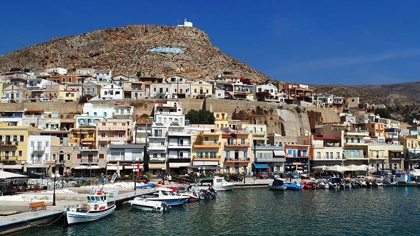Kalymnos'un gezilecek yerlerinden biri olan, dik yamaçlara serpiştirilmiş pastel tonlarda evleriyle ünlü bu Ege kasabası, önünde sıralanan çeşitli balıkçı ve gezi teknelerinin demirlediği berrak sulara sahip canlı bir liman manzarası sunuyor.