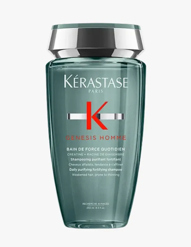 Koyu teal renkli, metalik gümüş kapaklı Kérastase Genesis Homme Bain de Force Quotidien şampuan şişesi, üzerinde Creatine ve Zencefil Kökü içerdiği belirtilen, zayıflamış ve incelmeye yatkın saçlar için günlük arındırıcı ve güçlendirici bir ürün olarak beyaz arka planda sergileniyor.