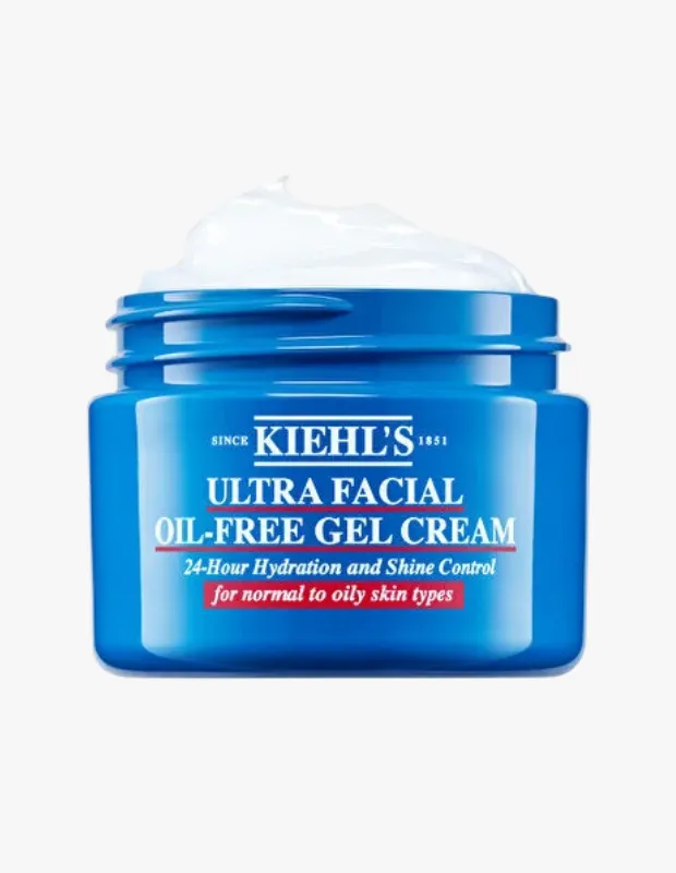 Mavi renkli açık Kiehl's Ultra Facial Oil-Free Gel Cream kavanozu, üstünde duran bembeyaz jel kremle birlikte, yağlı ciltler için 24 saat nemlendirme ve parlaklık kontrolü sağlayan etkili formülünü vurguluyor.