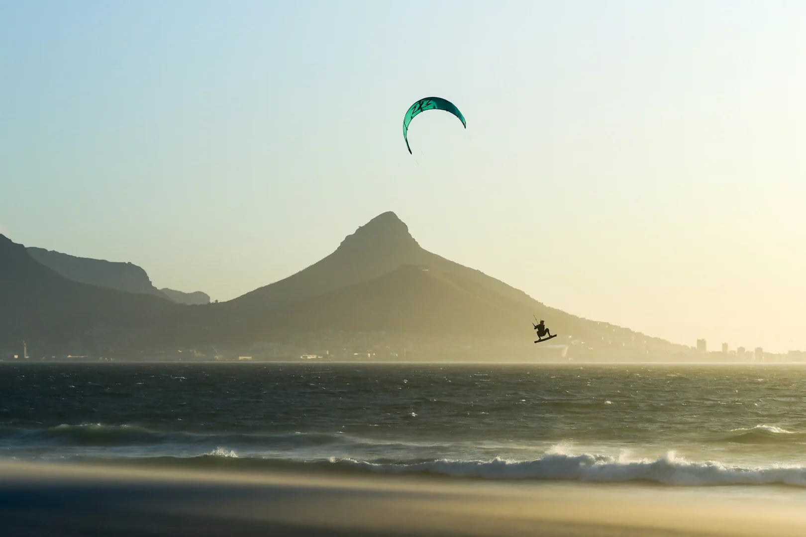 Rüzgârı Yakalayın: Türkiye’de Kitesurf Öğrenmek İçin En İyi 7 Koy ve Okul
