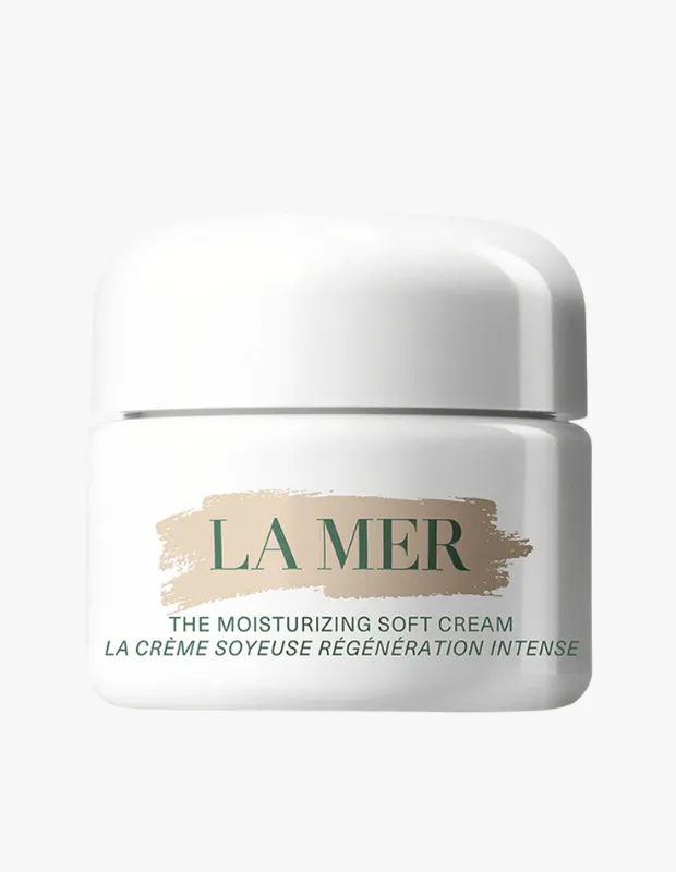 Beyaz zeminde özenle konumlandırılmış, yeşil La Mer logosu ve fırça darbesi deseniyle dikkat çeken, nemlendirici ve yenileyici özelliklere sahip The Moisturizing Soft Cream adlı yumuşak kremin beyaz kapaklı, şık kavanozu.