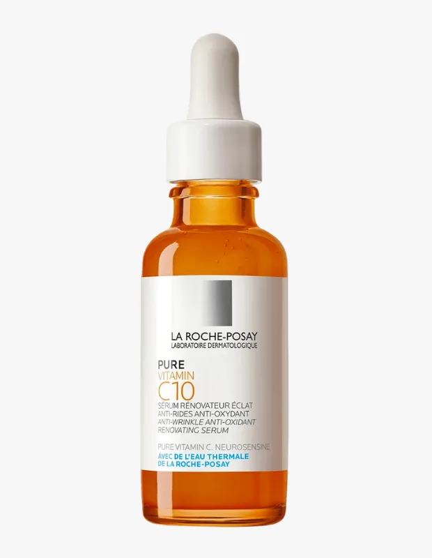 La Roche-Posay Pure Vitamin C10 serumunun beyaz damlalıklı kapağı ve amber renkli şişesiyle beyaz bir zeminde çekilmiş yakın görüntüsü, c vitamini serumunun ışıltı veren ve yaşlanma karşıtı faydalarını öne çıkarıyor.