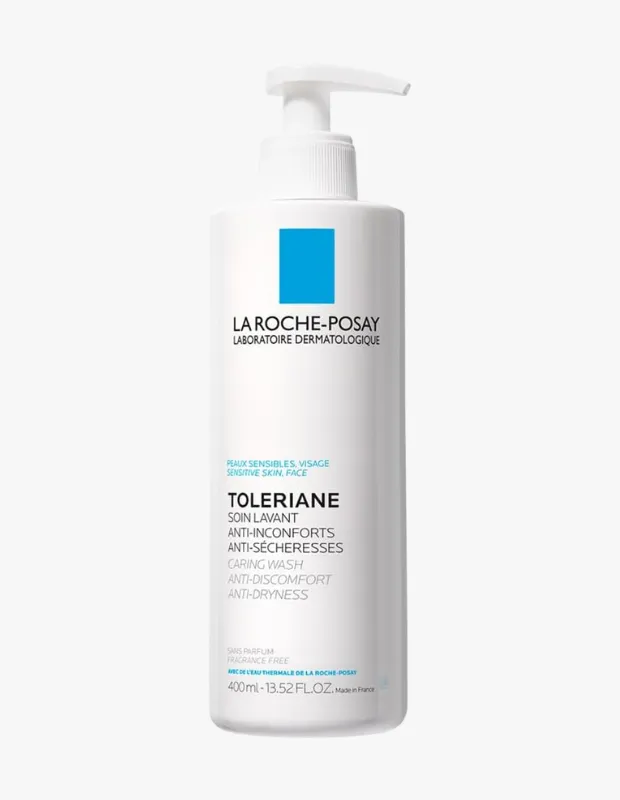 Beyaz bir arka plan üzerinde konumlandırılmış, beyaz renkli, pompalı başlığa sahip 400 ml'lik La Roche-Posay Toleriane Bakım Yıkaması şişesi, mavi logosu ve üzerinde hassas ciltler için geliştirildiği, rahatsızlık ve kuruluk karşıtı özellikler taşıdığı belirten yazılarıyla dikkat çekiyor.