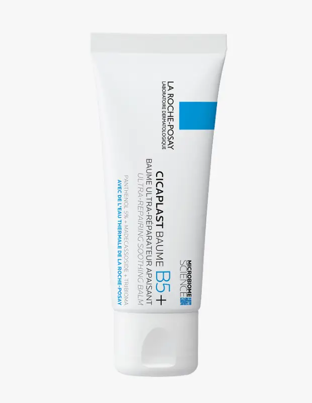 Marka Adı: La Roche Posay
Ürün Adı: La Roche Posay Unisex Cicaplast Baume B5+
Ürün Cinsiyeti: Unisex
Ürün Tipi: Onarıcı ve Yatıştırıcı Balsam
Ürün Sezonsallığı: Güneş Sonrası
Ürün Çeşidi: Cilt Bariyeri Onarıcı Balsam
Ürün Özellikleri: La Roche Posay Cicaplast Baume B5+, cilt bariyerini onarmak, tahrişi yatıştırmak ve cildi rahatlatmak için özel olarak formüle edilmiş ultra onarıcı bir balsamdı. %5 Panthenol (B5 Vitamini) ile cildin doğal yenilenme sürecini desteklerken, Madecassoside ve Tribioma kompleksleri sayesinde cilt mikrobiyom dengesini korur ve onarım sürecini hızlandırır. La Roche-Posay Termal Suyu ile zenginleştirilmiş bu yoğun balm, güneş sonrası hasar görmüş, soyulmaya eğilimli veya hassasiyet yaşayan ciltler için idealdir, cilde nem sağlarken koruyucu bir tabaka oluşturur.
Öne Çıkan Detaylar:
- Cilt bariyerini güçlendirici ve yoğun yatıştırıcı etki sunar.
- %5 Panthenol, Madecassoside ve Tribioma içeren geliştirilmiş formül.
- Mikrobiyom biliminden ilham alan cilt onarımı ve rahatlığı sağlar.
Kimler Kullanıyor?: Güneşin yıpratıcı etkileri sonucu hassasiyet, kızarıklık veya soyulma yaşayanlar başta olmak üzere, cildinde tahriş, kuruluk veya dış etkenlere bağlı hasar oluşmuş herkes bu onarıcı balsama başvurabilir. Cilt bariyerini güçlendirmek, mikrobiyom dengesini desteklemek ve genel cilt sağlığını iyileştirmek isteyen, yatıştırıcı ve yoğun nemlendirici bir çözüme ihtiyaç duyan kişiler için uygundur.