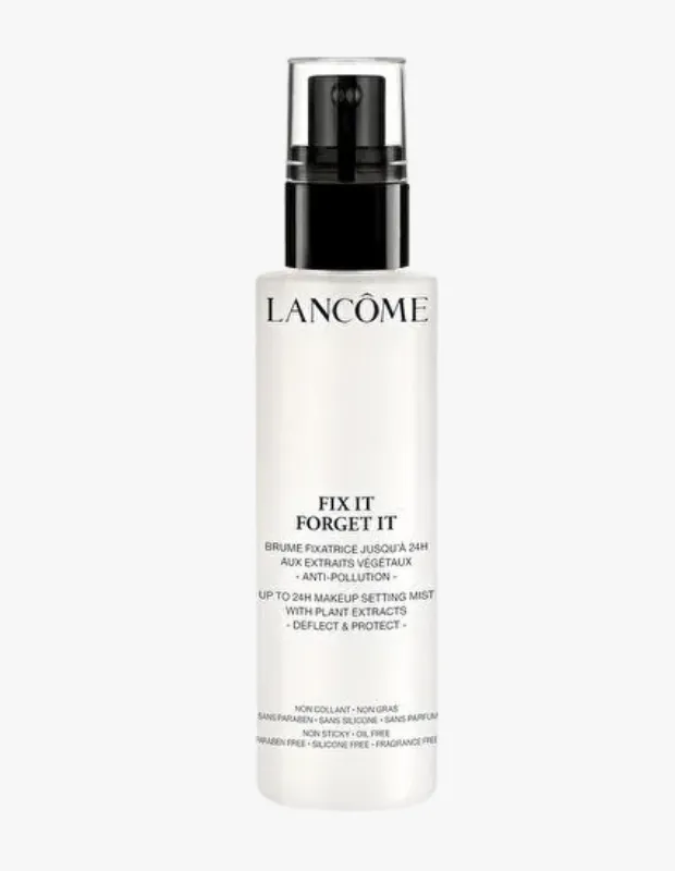 Beyaz mat şişesi, siyah pompası ve şeffaf kapağıyla dikkat çeken Lancôme Fix It Forget It makyaj sabitleme spreyi, 24 saate kadar makyajın kalıcılığını artıran bitki özlü, anti-kirlilik özellikli, yapışkan ve yağlı his bırakmayan formülüyle öne çıkıyor.