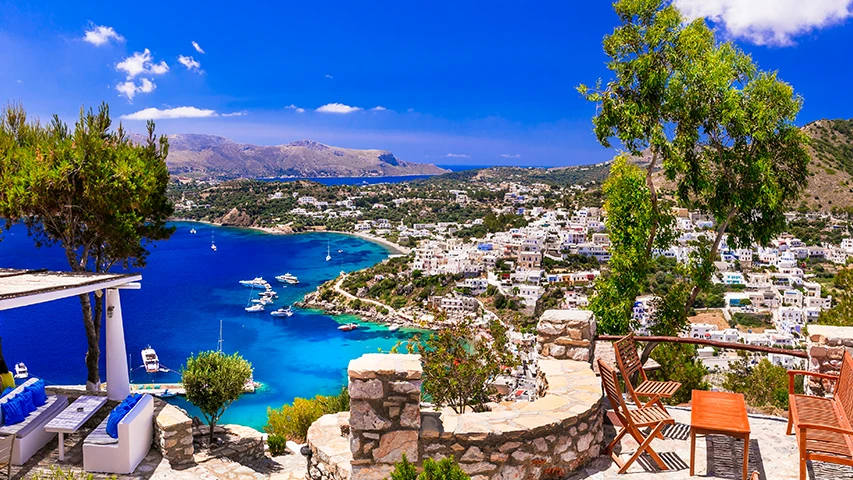 Leros adasının masmavi denizi, bembeyaz evleri, tepelere yayılmış yerleşim yeri ve ön plandaki manzaralı terasları ile öne çıkan panoramik görüntüsü, adayı kaç günde gezilebileceğini düşündüren nefes kesici bir tatil atmosferi sunuyor.