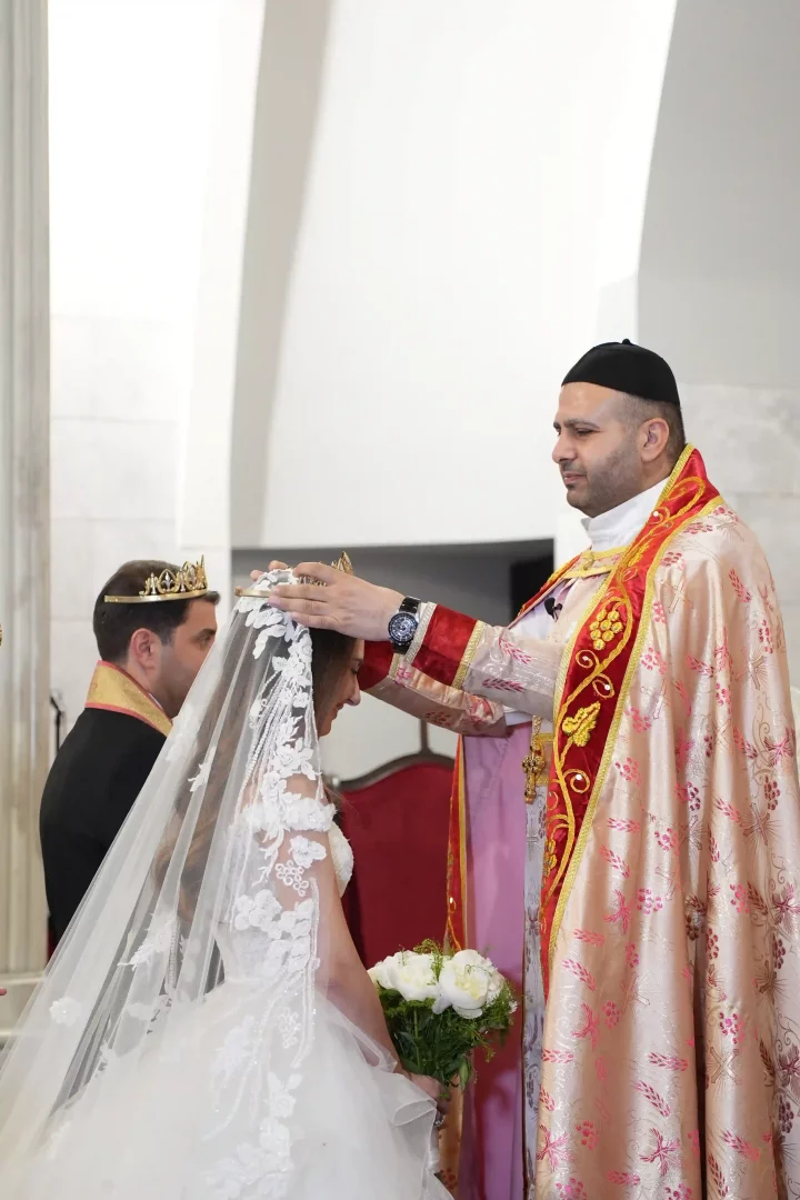 Yeşilköy'deki Mor Efrem Süryani Kadim Ortodoks Kilisesi'nde gerçekleşen bu önemli düğün töreninde, papazın Lidya Amun'un başına kutsal tacı yerleştirirken Cem Amun'un da tacıyla yanında durduğu, iki geleneğin bir aşkla buluştuğu o duygusal an yansıyor.