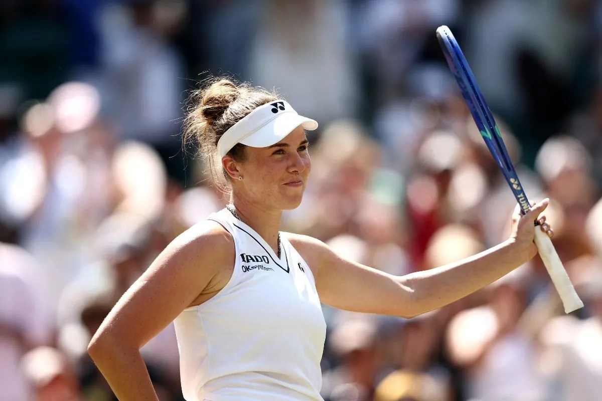 Beyaz tenis kıyafeti ve siperliğiyle, elinde raketini havaya kaldırmış gülümseyen genç Çek tenisçi Linda Noskova, Wimbledon finaline uzanan kariyerindeki yükselişini kutlarcasına kalabalığa bakıyor.