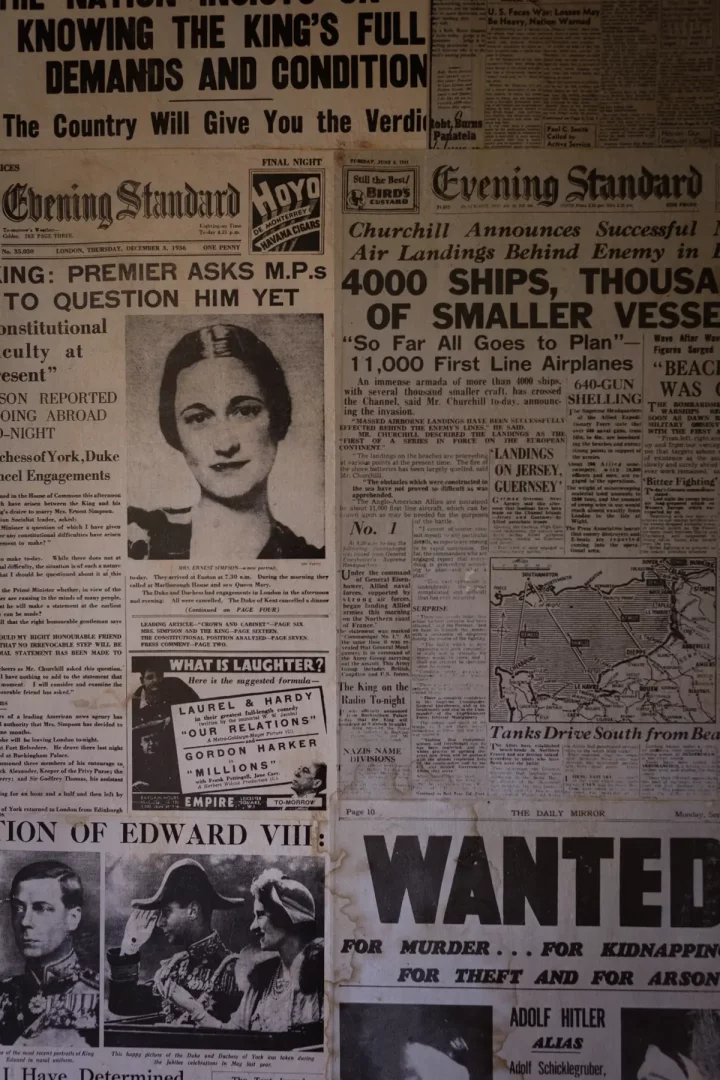 Çeşitli tarihlerden eski gazete kupürlerinin bir kolajını gösteren bu detaylı görselde, Kral VIII. Edward ile Wallis Simpson'ın evlilik krizi, Churchill'in savaş duyuruları ve Adolf Hitler'le ilgili haber başlıkları gibi 20. yüzyılın önemli olayları dikkat çekiyor.