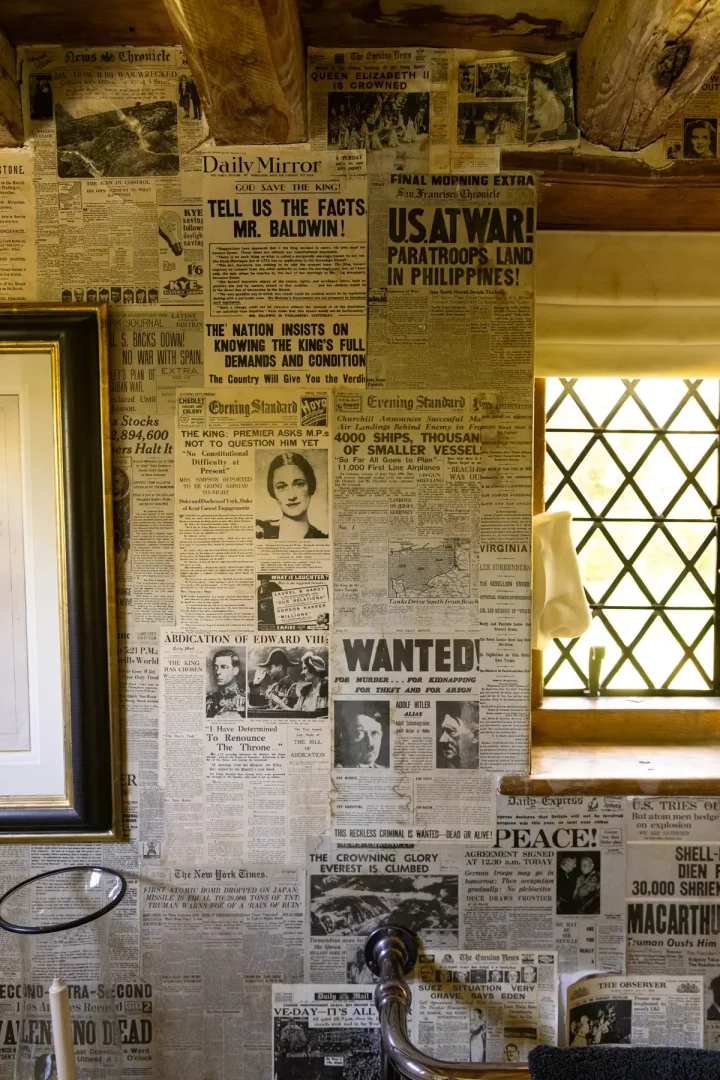 Lord Snowdon'ın eski evinin, pencereli ve ahşap kirişli odasında, II. Elizabeth'in taç giyme töreni, VIII. Edward'ın tahttan çekilmesi ve Filipinler'deki savaş gibi önemli olayların haberlerini içeren, sararmış ve tarihi gazete kupürleri duvarları tamamen kaplıyor.