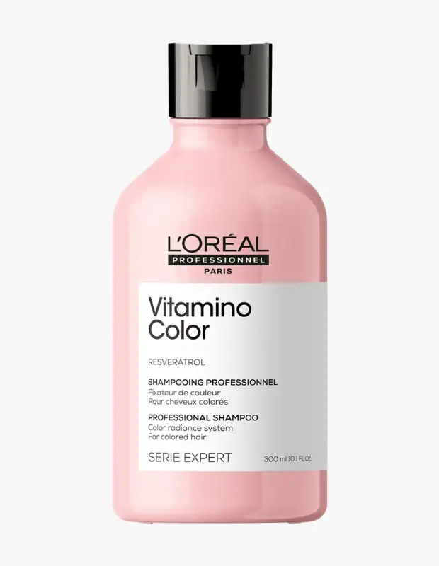 Beyaz bir arka plan üzerinde yer alan, siyah kapaklı, parlak pembe renkli L'Oréal Professionnel Vitamino Color Resveratrol profesyonel şampuan şişesi, boyalı saçlar için renk koruma özelliği vurgulanarak sunuluyor.