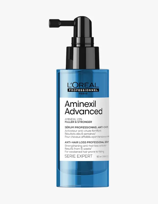 Beyaz bir arka plan üzerinde, zayıflamış ve dökülmeye eğilimli saçlar için özel olarak formüle edilmiş, L'Oréal Professionnel Paris Serie Expert Aminexil Advanced markalı, mavi şeffaf şişesinde siyah aplikatörlü 90 ml'lik saç dökülmesi karşıtı serum ürünü görülüyor.