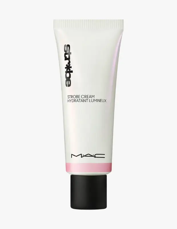 MAC Strobe Cream aydınlatıcı nemlendirici kremin inci ışıltılı, hafif pembe ve mor tonlarında yansımaları olan, üzerinde STROBE CREAM ve HYDRATANT LUMINEUX yazıları bulunan beyaz tüpü, alt kısmında pembe bir bant ve siyah kapağıyla dikey olarak sergileniyor.