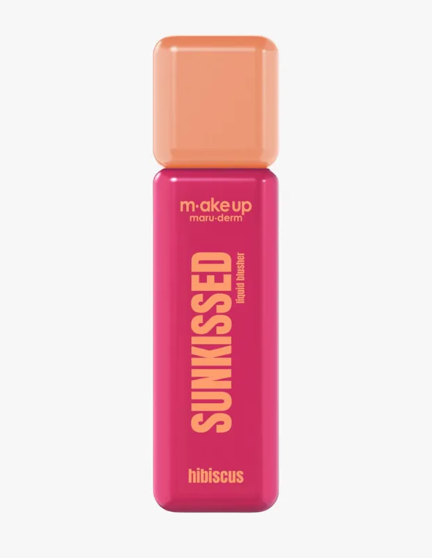 Canlı fuşya rengi şişeye ve turuncu kapağa sahip Maru-derm markalı likit allık, üzerinde dikey olarak 'SUNKISSED liquid blusher' ve 'hibiscus' yazılarıyla beyaz zeminde durarak doğal bir güneşten öpülmüş makyaj görünümü vaat ediyor.