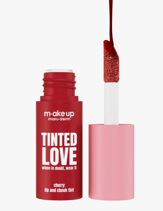 Beyaz bir arka plan üzerinde, Maru.derm m.ake up markasına ait parlak kırmızı renkli TINTED LOVE kiraz dudak ve yanak tonlandırıcısı şişesi ve aplikatörü yakın çekim gösteriliyor; aplikatörden yoğun, kırmızı ürün damlacıkları aşağı doğru süzülüyor, ürünün zengin dokusunu vurguluyor.