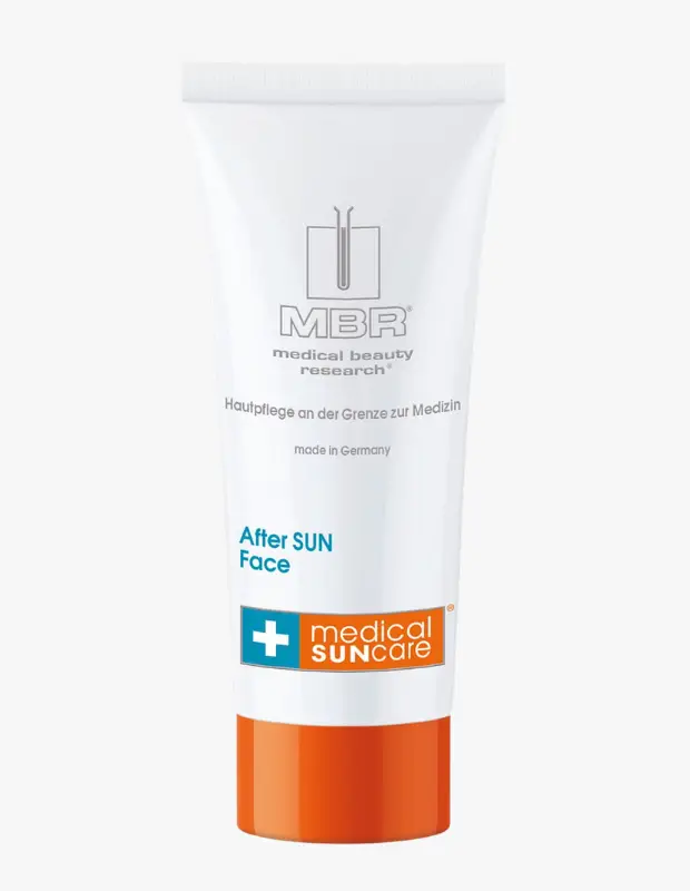 Marka Adı: Medical Beauty Research
Ürün Adı: Medical Beauty Research After Sun Face 100
Ürün Cinsiyeti: Unisex
Ürün Tipi: Güneş Sonrası Yüz Kremi
Ürün Sezonsallığı: Yaz
Ürün Çeşidi: Onarıcı ve Leke Karşıtı Bakım Kremi
Ürün Özellikleri: Bu MBR ürünü, güneş sonrası cildin onarımı ve leke karşıtı bakımı için özel olarak geliştirilmiş, tıbbi sınıf bir yüz kremidir. Almanya'da üretilen bu formül, güneşin neden olduğu hasarı hedeflerken, foto-yaşlanma belirtilerini ve hiperpigmentasyonu azaltmaya yardımcı olur. Cildi tahriş etmeden yatıştırır, nemlendirir ve cildin doğal bariyerini destekleyerek sağlıklı ve aydınlık bir görünüm kazandırır. Lüks yapısı ile güneş sonrası cilt restorasyonu için idealdir.
Öne Çıkan Detaylar:
- MBR medical beauty research imzasıyla tıbbi yaklaşımlarla geliştirilmiş yüksek performanslı formül.
- Güneş sonrası ciltteki leke oluşumunu ve erken yaşlanma belirtilerini hedefleyen özel gece onarımı sağlar.
- made in Germany ibaresiyle Alman kalitesi ve güvenilirliğini vurgular.
Kimler Kullanıyor?: Güneş sonrası cildinde görülen leke, kızarıklık ve erken yaşlanma belirtilerine karşı etkili ve lüks bir çözüm arayan herkes bu ürünü tercih edebilir. Özellikle güneşlenmeye bağlı cilt hasarını onarmak ve cildin doğal parlaklığını geri kazanmak isteyen, bilimsel ve tıbbi cilt bakımı prensiplerine değer veren bireyler için idealdir. Agresif soyucu içerikler yerine, cildi nazikçe onaran ve aydınlatan bir yaklaşım benimseyen kişiler için uygundur.