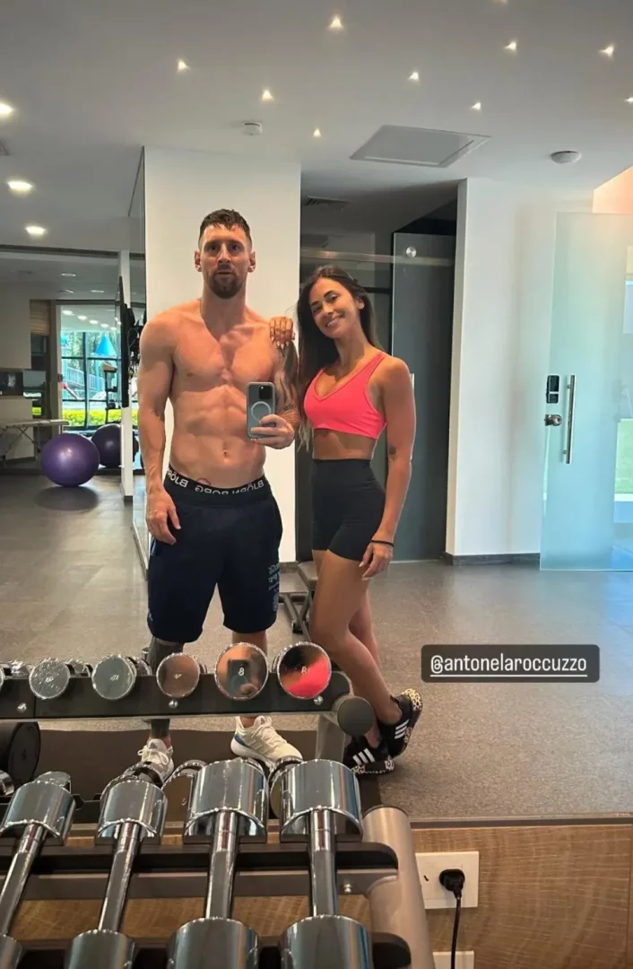 Lionel Messi ve eşi Antonela Roccuzzo, bir spor salonunda aynadan çektiği özçekimde, Messi'nin üstsüz fit vücudu ve Antonela'nın gülümseyen pozlarıyla sağlıklı yaşam tarzlarını gözler önüne sererek spor kariyerindeki uzun ömürlülüğünü destekleyen fiziksel formlarını sergiliyorlar.