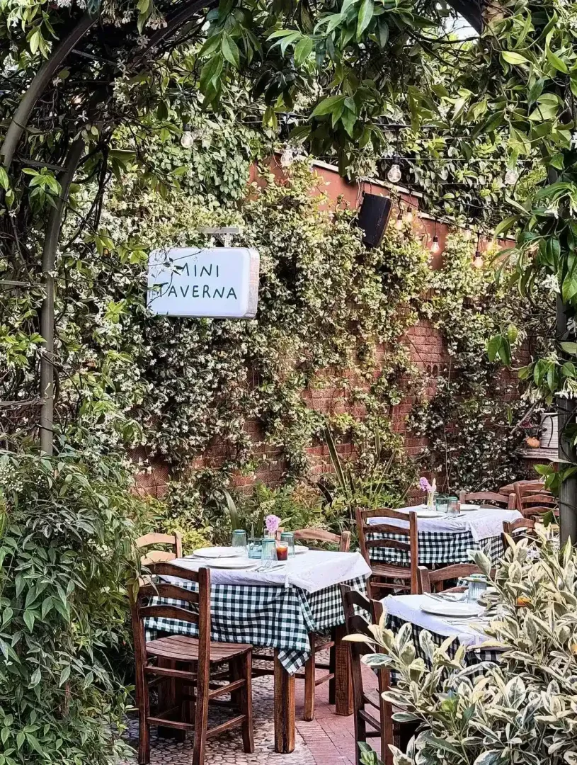 Yeşil sarmaşıklar, beyaz yasemin çiçekleri ve asma fenerlerle bezeli tuğla duvarın önünde, üzerinde Mini Taverna yazan tabelanın da yer aldığı, beyaz ve yeşil kareli örtülü ahşap masalar ile sandalyelerin bulunduğu, Etilerdeki bu şirin dış mekan, misafirlerini huzurlu bir atmosfere davet ediyor.
