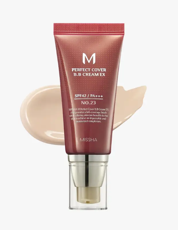 Kırmızımsı kahverengi ambalajında, şeffaf pompalı bir tüp içinde duran Missha M Perfect Cover BB Cream EX, SPF42 / PA+++ ve 23 numara bilgilerini taşıyor; ürünün iki farklı açık bej tonundaki yayılmış swatch'ı, bu kapatıcı BB kremin rengini ve kıvamını detaylıca gösteriyor.