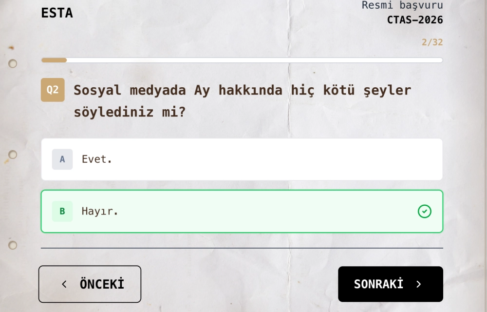 Bir uygulama ekranında, Moonswatch koleksiyonunun Mission to the Moon temasına uygun olarak, Ay hakkında sosyal medyada olumsuz bir şey söylenip söylenmediğini soran Q2 numaralı çoktan seçmeli bir soru gösteriliyor ve Hayır cevabı yeşil ile işaretlenmiş.