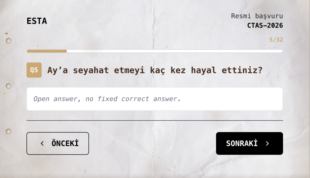 Kırışık kağıt dokulu bir dijital form ekranı, ESTA Resmi Başvuru CTAS-2026 başlığı altında Ay'a seyahat etmeyi kaç kez hayal ettiniz? sorusunu ve Açık uçlu cevap notunu gösteriyor; ilerleme çubuğu 32 soruluk bir görevin 5. adımında olduğumuzu belirtiyor.