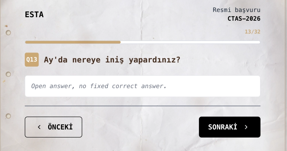 Eski, buruşuk kağıt görünümlü bir dijital test arayüzünde, üstte ESTA ve CTAS-2026 resmî başvuru detayları, ortada Ay görevi temalı Q13 Ay'da nereye iniş yapardınız? sorusu ile boş bir yanıt alanı ve altta ÖNCEKİ, SONRAKİ gezinme butonları belirgin bir şekilde sunuluyor.