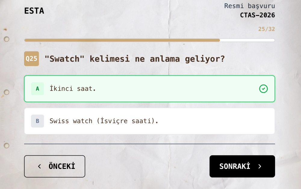 Kırışık beyaz kağıt dokulu bir arayüzde gösterilen dijital bir ESTA başvuru testinin 25. sorusu, Swatch kelimesinin anlamını sorgulamakta ve İkinci saat cevabı yeşil renkle doğru olarak işaretlenmiş, ekranın üst kısmında CTAS-2026 resmi başvuru bilgileri ve bir ilerleme çubuğuyla birlikte Önceki ve Sonraki gezinme butonları da net bir şekilde görünüyor.