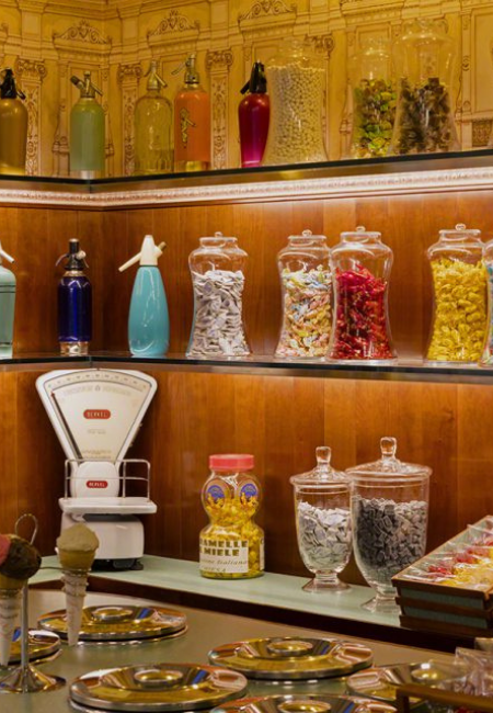 Milano'daki Fondazione Prada'da yer alan, Wes Anderson'ın imzasını taşıyan Bar Luce'da, desenli duvar kağıtları önünde ahşap raflara dizilmiş rengarenk gazoz şişeleri, vitrinlerdeki eski usul cam kavanozlarda sunulan şekerlemeler, retro tartı ve dondurma külahlarıyla ziyaretçilere nostaljik bir müze kafesi deneyimi sunuluyor.