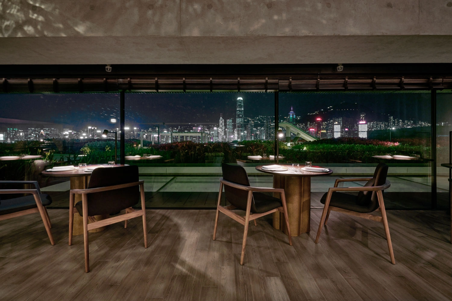 Hong Kong'daki M+ Çağdaş Sanat Müzesi bünyesindeki Mosu restoranının geniş camlarından Victoria Limanı'nın ve ışıl ışıl şehir silüetinin eşsiz gece manzarasını sunan şık iç mekanı, koyu renk ahşap sandalyeler ve özenle hazırlanmış masalarıyla ziyaretçilerine huzurlu bir yemek deneyimi vaat ediyor.