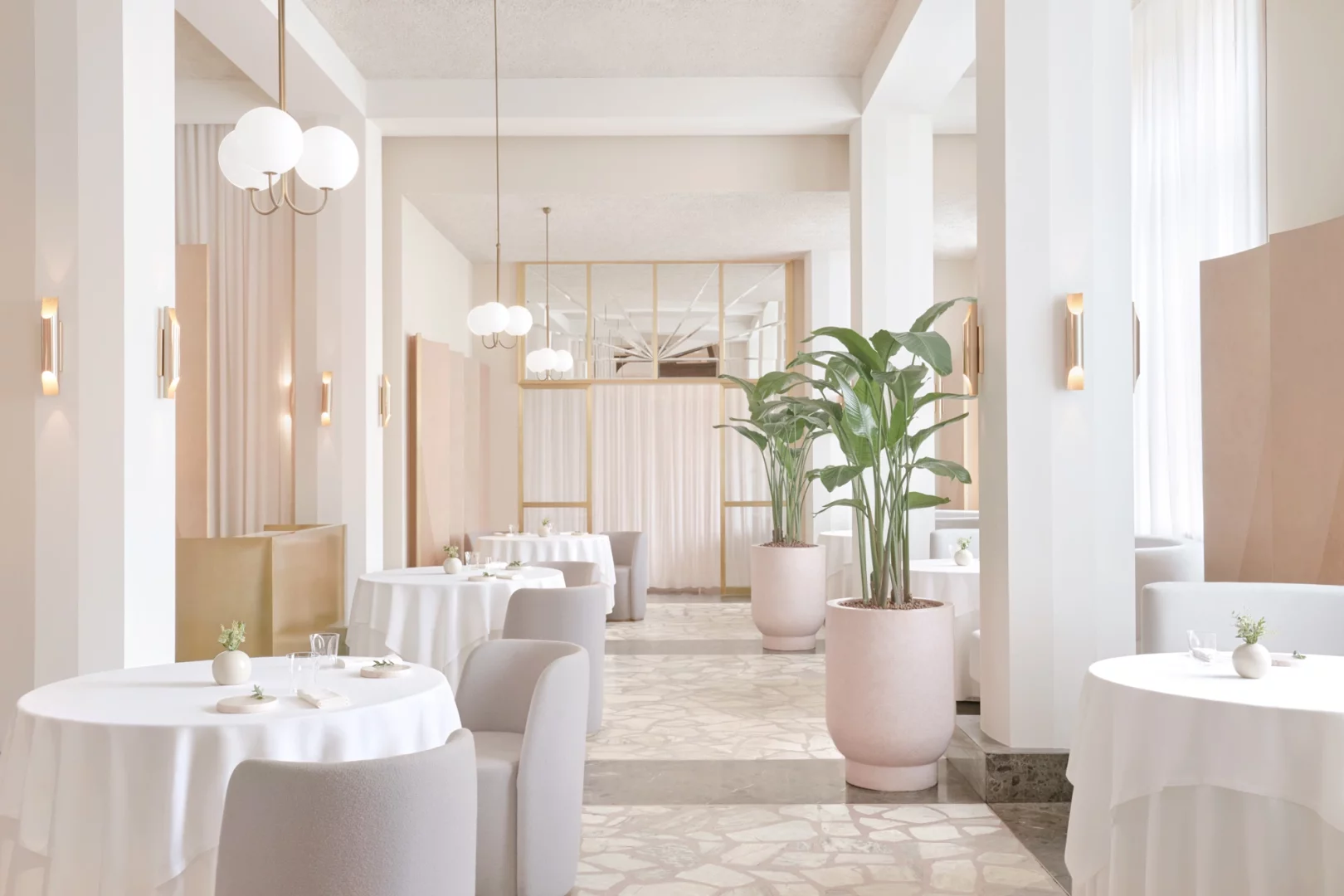 Singapur Ulusal Galerisi'ndeki Odette gibi modern bir müze restoranının aydınlık ve ferah salonunda, beyaz örtülü yuvarlak masalar, açık gri sandalyeler ve yüksek yeşil bitkilerle bezenmiş zarif bir ortam, buranın başlı başına bir seyahat nedeni olduğunu vurguluyor.