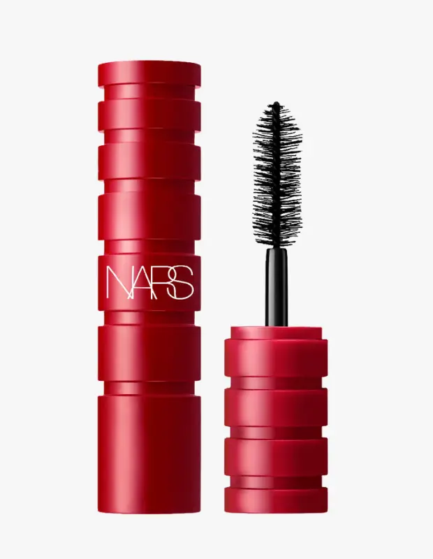 Parlak kırmızı rengi ve belirgin yatay çizgili ambalajıyla NARS Climax Mini maskara şişesi, beyaz NARS logosuyla dik bir şekilde duruyor; sağında ise siyah ve gür kirpikleri hedefleyen ürünle kaplı maskara fırçası ayrık vaziyette görünüyor.