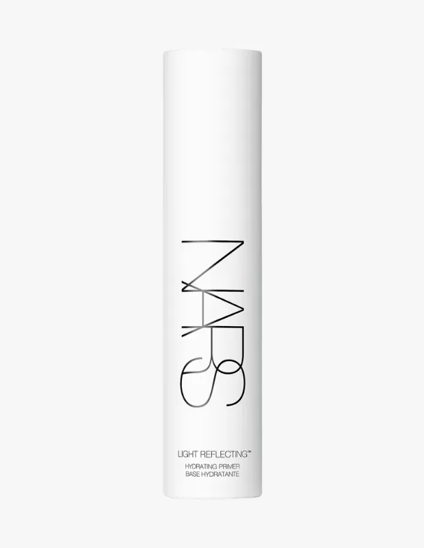 Beyaz ve silindirik bir NARS Light Reflecting Hydrating Primer şişesi, üzerinde belirgin dikey siyah NARS logosu ve ürün adı, makyaj öncesi cilt hazırlığı için ideal nemlendirici baz olarak öne çıkıyor.