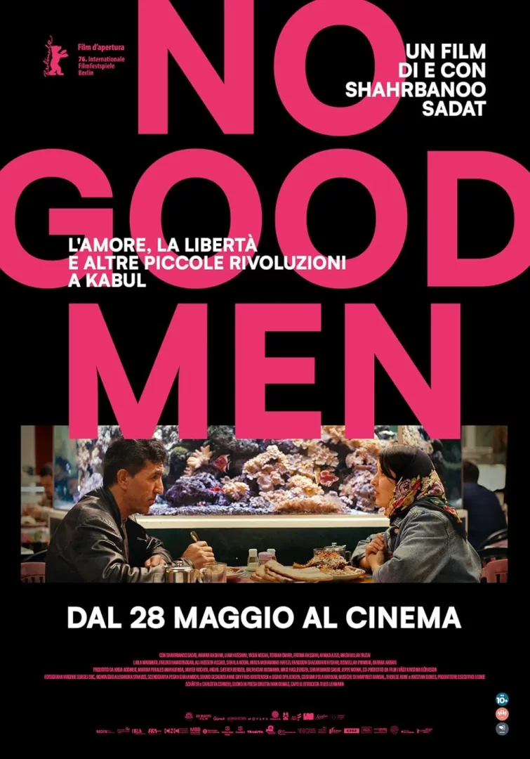 No Good Men filminin posterinde, pembe renkli büyük başlığın altında, parlak mercanlar ve balıklarla dolu bir akvaryumun önünde, masada oturan başörtülü bir kadın ve bir erkeğin birbirlerine baktığı içten bir an yansıtılıyor, bu görsel, hangi filmin gerçekten zamanınıza değer olduğunu düşünürken vizyonda dikkat çeken yapımlardan birini öne çıkarıyor.
