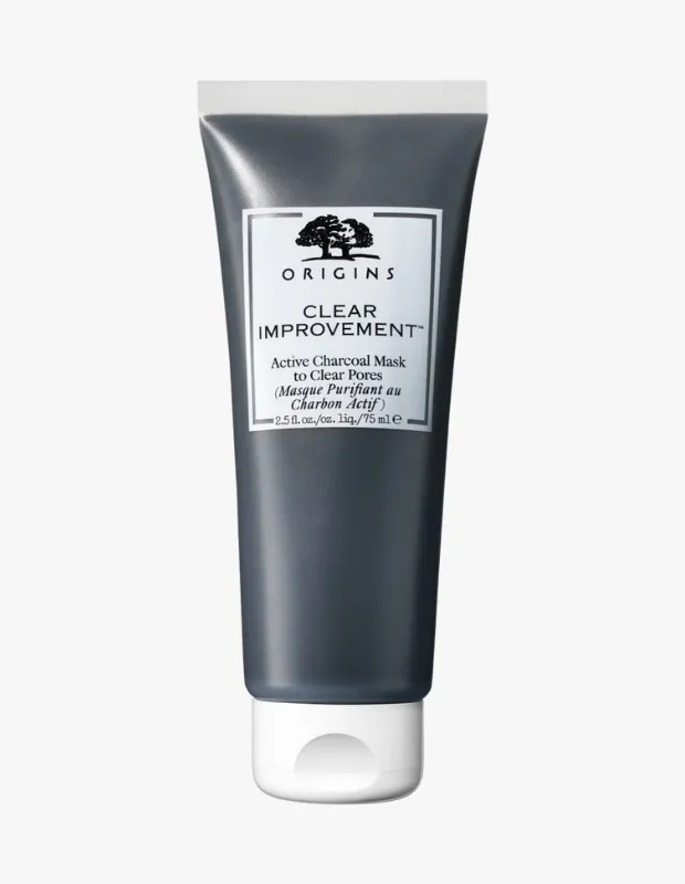 Düz beyaz bir arka plan üzerinde yer alan, Origins markasına ait Clear Improvement Aktif Kömür Maskesi'nin beyaz kapaklı, 75 ml'lik koyu gri renkli tüpü, gözenekleri arındırma özelliğini vurgulayan etiketiyle detaylı bir şekilde sergileniyor.
