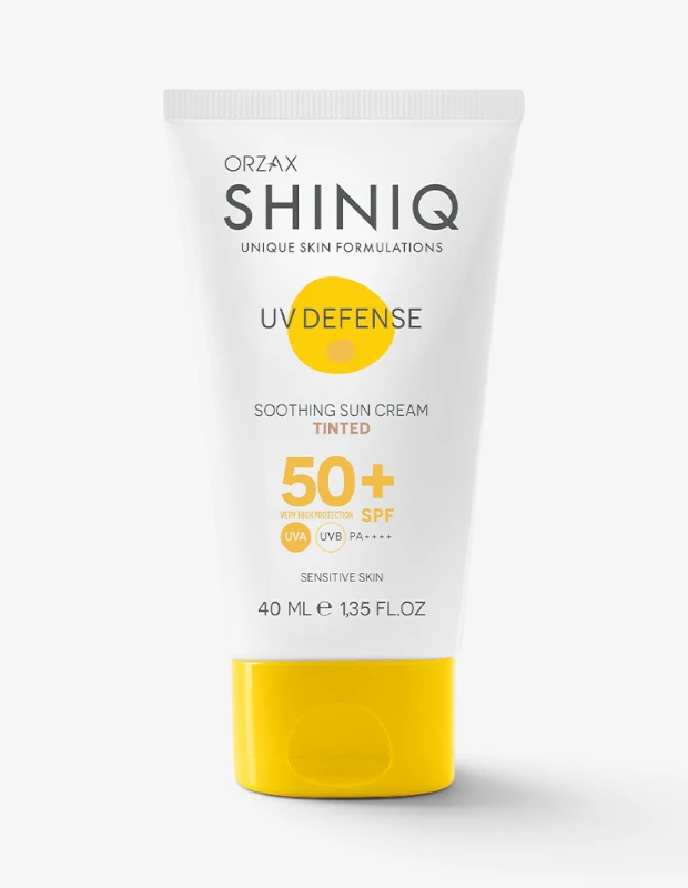 Marka Adı: Orzax Shiniq
Ürün Adı: Orzax Shiniq Unisex UV Defense Renkli Yatıştırıcı Güneş Kremi SPF 50+
Ürün Cinsiyeti: Unisex
Ürün Tipi: Renkli Güneş Kremi
Ürün Sezonsallığı: Yaz
Ürün Çeşidi: Hassas Cilt Güneş Kremi
Ürün Özellikleri: Orzax Shiniq UV Defense Renkli Yatıştırıcı Güneş Kremi, hassas ciltler için özel olarak geliştirilmiş, çok yüksek faktörlü SPF 50+ koruma sunan renkli bir formüldür. Cildi UVA ve UVB ışınlarına karşı PA++++ seviyesinde geniş spektrumlu koruma sağlarken, aynı zamanda dengeleyici ve nazik bir bakım sunarak cildin yatışmasına yardımcı olur. 40 ml hacmindeki bu ürün, cilde hafif bir renk eşitleme etkisi vererek doğal ve aydınlık bir görünüm kazandırır.
Öne Çıkan Detaylar:
- Çok yüksek SPF 50+ ve geniş spektrumlu UVA/UVB/PA++++ güneş koruması
- Hassas ciltler için özel olarak geliştirilmiş yatıştırıcı ve dengeleyici formül
- Cilt tonunu eşitleyen renkli yapısıyla doğal bir görünüm sunar
Kimler Kullanıyor?: Bu ürün, günlük cilt bakım rutinini güneş korumasıyla birleştirmek isteyen, özellikle hassas cilt tipine sahip kişilere hitap eder. Cilt tonunda hafif eşitleme ve doğal bir görünüm arayanlar için makyaja ihtiyaç duymadan pratik bir alternatif sunarken, aynı zamanda cildine nazik ve dengeleyici bir bakım sağlamayı tercih edenler için idealdir.