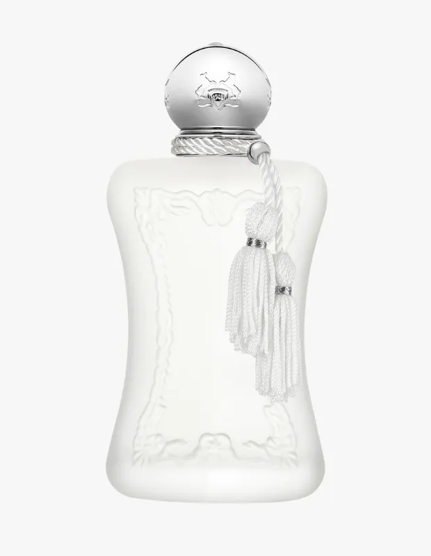 Beyaz bir arka plan üzerinde zarifçe duran, Parfums de Marly Valaya parfüm şişesi, buzlu camdan yapılmış gövdesi üzerindeki kabartma desenleri, at arması işlenmiş parlak gümüş kapağı ve gümüş aksesuarlı beyaz püskülüyle dikkat çekiyor.
