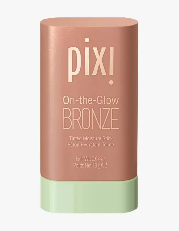 Beyaz arka plan üzerinde dik duran, hafif ışıltılı bronz renkli gövdesi ve nane yeşili tabanıyla dikkat çeken, Pixi On-the-Glow Bronze markalı bu nemlendirici çubuk, nemlendirici etkili ve bronz tonlu bir ürün olarak belirginleşiyor.