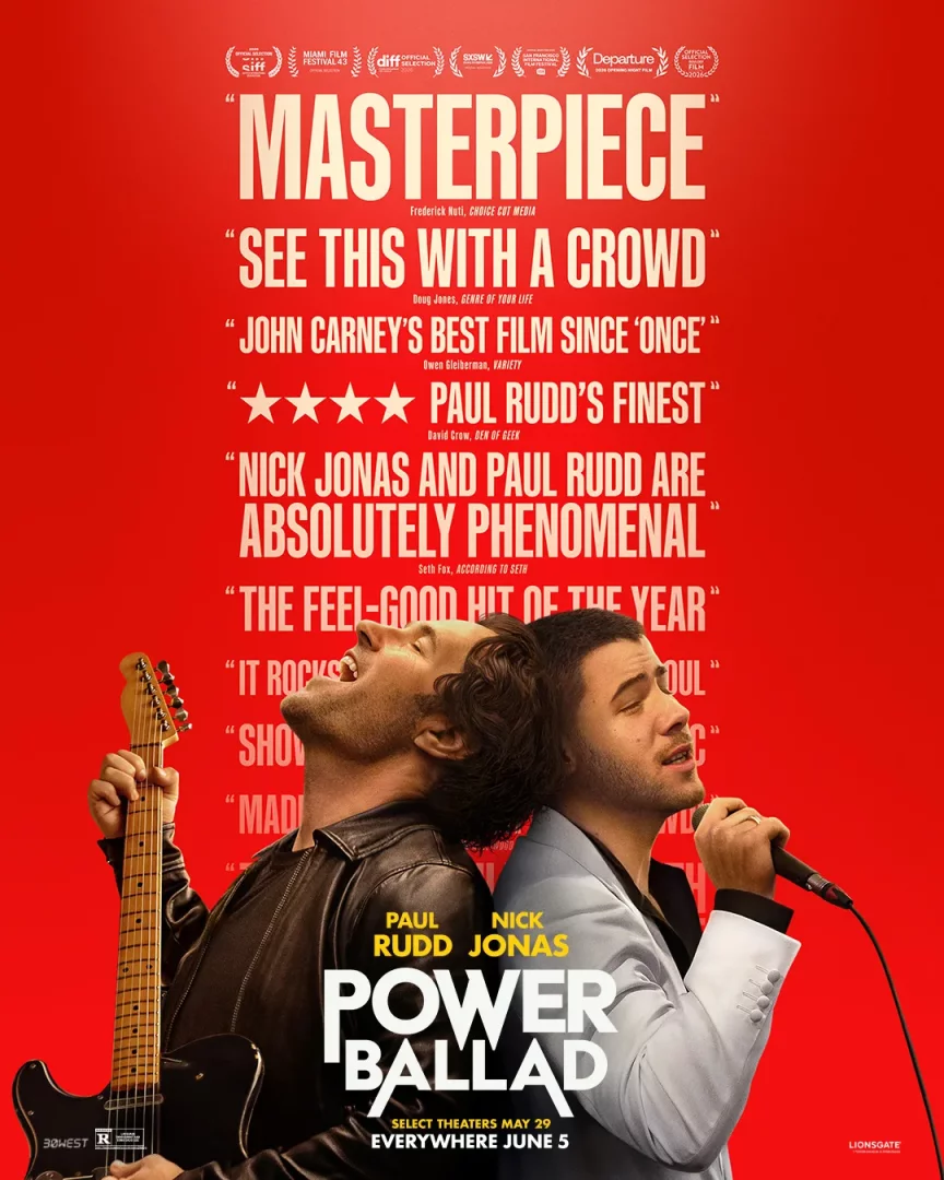 Kırmızı bir film afişinde, Power Ballad adlı filmin başrol oyuncuları Paul Rudd ve Nick Jonas, sırt sırta durarak rock müzisyenlerini canlandırıyor; sol tarafta siyah deri ceketli Paul Rudd elektrogitarını tutarken tutkuyla şarkı söylüyor, sağ tarafta açık renk ceketli Nick Jonas ise mikrofonuyla yoğun bir şekilde vokal yapıyor ve bu görsel, bir sinema eleştirmeninin müzik temalı film önerileri listesine yakışan güçlü bir rock baladı atmosferini yansıtıyor.