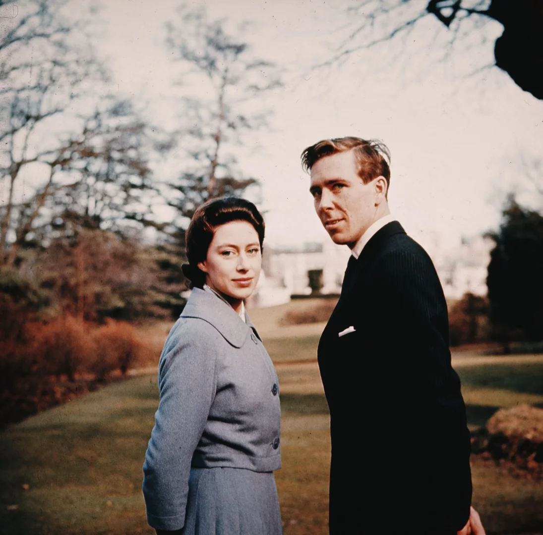Prenses Margaret ve Lord Snowdon, Old House'un bahçesinde kameraya bakarken Prenses Margaret açık mavi bir ceketle, Lord Snowdon ise koyu renk takımıyla, çalkantılı evliliklerinin ve sanat çevrelerinin buluşma noktası olan bu tarihi evin hikayesine sessizce eşlik ediyorlar.