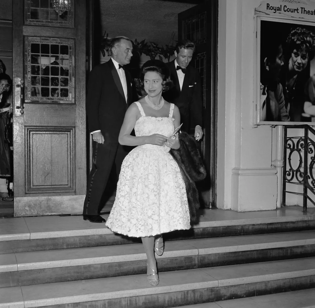 Beyaz dantelli şık elbisesi, inci kolyesi ve kürküyle ışıldayan Prenses Margaret, yanında smokinli Lord Snowdon ve bir başka beyefendi ile Royal Court Theatre'dan çıkarak merdivenlerden inerken, Britanya kraliyet çevresi ile sanat dünyasının Old House'ta sıkça buluştuğu sosyal dönemlere ait bir anı yansıtıyor.