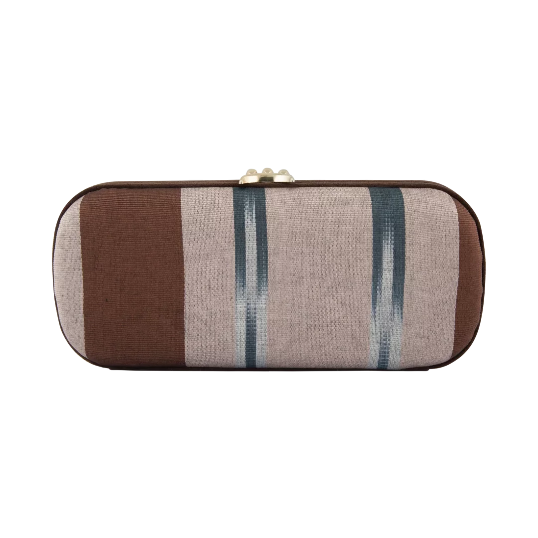 Marka Adı: QIMU
Ürün Adı: QIMU CLEA Minaudiere Clutch - Imperial
Ürün Cinsiyeti: Kadın
Ürün Tipi: Minaudiere Çanta
Ürün Sezonsallığı: Tüm Sezonlar
Ürün Çeşidi: Sert Formlu El Çantası
Ürün Özellikleri: Bu zarif minaudiere çanta, sert kabuklu yapısıyla modern ve şık bir duruş sergiler. Üzerinde kahverengi, açık bej ve gri-mavi tonlarında dikey şeritlerden oluşan dokuma bir desen bulunur. Desen, el işçiliği hissiyatı veren belirgin doku farklılıklarına sahiptir. Çantanın üst kısmında yer alan altın tonlarında metal kilit mekanizması, tasarıma sofistike bir dokunuş katarken güvenli bir kapanış sağlar. Yuvarlatılmış köşeleri, dikdörtgen formuna yumuşaklık katar. İdeal boyutuyla gece davetleri ve özel etkinlikler için vazgeçilmez bir aksesuar olup, temel eşyalarınızı zarifçe taşımanızı sağlar.
Öne Çıkan Detaylar:
- Dokuma yüzeydeki kahverengi, bej ve gri-mavi dikey şerit desenleri
- Altın tonlarında şık ve güvenli üst kilit mekanizması
- Özel davetler için sert ve zarif minaudiere form
Kimler Kullanıyor?: Özel davetlerde, gala gecelerinde veya şık akşam yemeklerinde göz alıcı bir aksesuar arayanlar bu çantayı tercih edebilir. Minimalist ancak rafine bir estetiği benimseyen, stilinde sanatsal dokunuşlara ve kaliteli el işçiliğine önem veren kişiler için idealdir. Hafif ve fonksiyonel olmasının yanı sıra, sofistike ve özgün bir görünümle kendi tarzını yansıtmak isteyen herkesin beğenisini kazanacaktır.