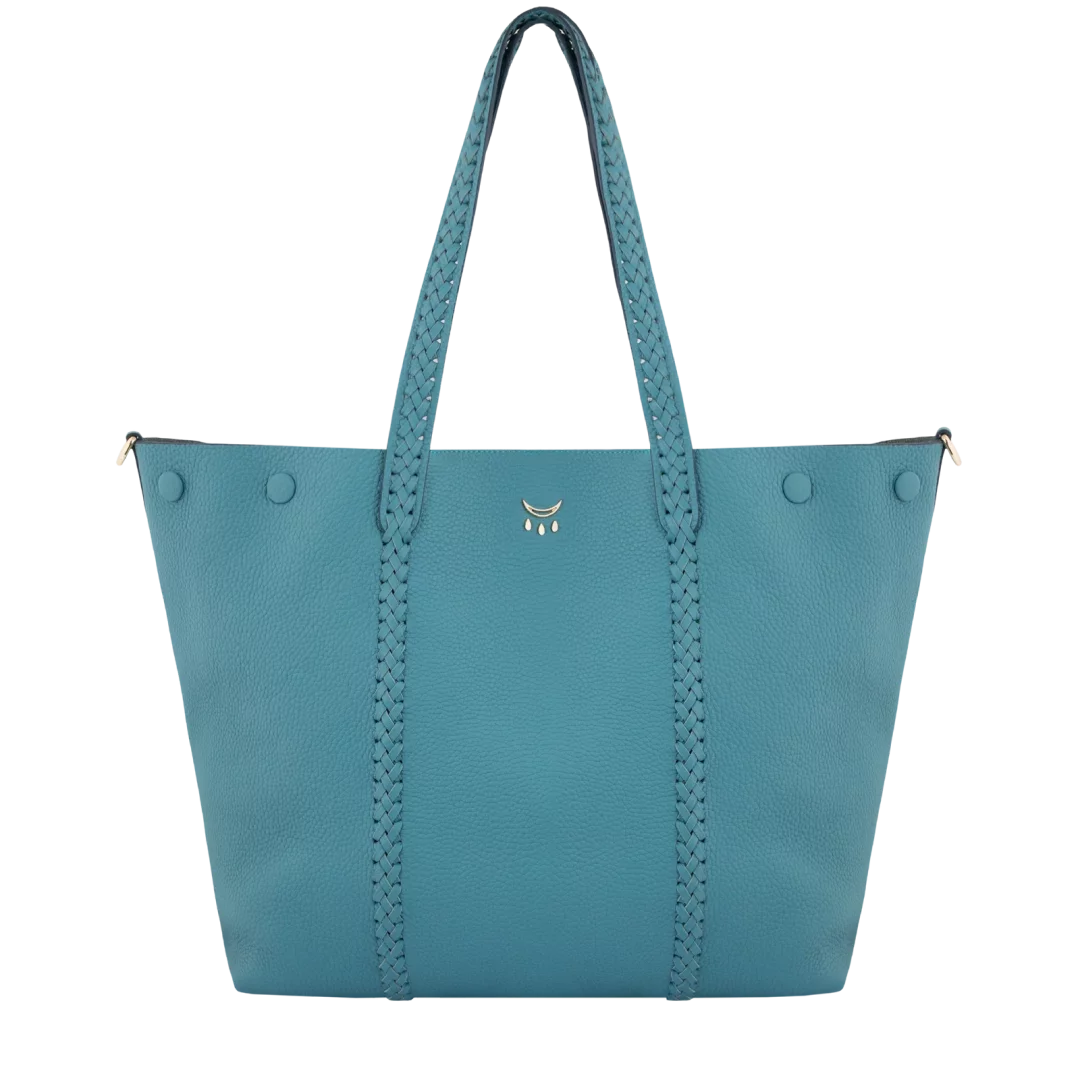 Marka Adı: QIMU
Ürün Adı: QIMU Hemithea İstanbul Blue Tote Çanta
Ürün Cinsiyeti: Kadın
Ürün Tipi: Tote Çanta
Ürün Sezonsallığı: Dört Mevsim
Ürün Çeşidi: Günlük Kullanım
Ürün Özellikleri: İstanbul mavisi renginde, taneli deriden üretilmiş bu QIMU Hemithea tote çanta, modern ve zarif bir tasarıma sahiptir. Çantanın ana gövdesi yalın hatlara sahip olup, ön kısmında markanın karakteristik metal logosu dikkat çekmektedir. Ürünün yanlarında dikey olarak uzanan ve omuz askılarını oluşturan, aynı renkteki örgü deri detaylar çantaya özgün bir doku ve estetik katmaktadır. Geniş iç hacmi günlük eşyalar için yeterli alan sunarken, minimalist ve fonksiyonel yapısıyla hem elde hem de omuzda rahatlıkla taşınabilir.
Öne Çıkan Detaylar:
- İstanbul mavisi renginde taneli deri malzeme
- Çantayla bütünleşen özgün örgü omuz askıları
- Minimalist ve fonksiyonel tasarım çizgisi
- Ön yüzeyde markanın metal logosu
Kimler Kullanıyor?: Modern yaşamın dinamizmini yansıtan, minimalist ve şık aksesuarları tercih edenler için idealdir. Gereksiz detaylardan arındırılmış, hafif ve kullanışlı bir tasarımla günlük hayatın temposuna uyum sağlarken, stilinden ödün vermek istemeyenlerin beğenisine sunulmuştur. Kaliteli deriyi ve fonksiyonelliği ön planda tutan, kendine özgü bir tarzı olan bireyler için vazgeçilmez bir tamamlayıcıdır.