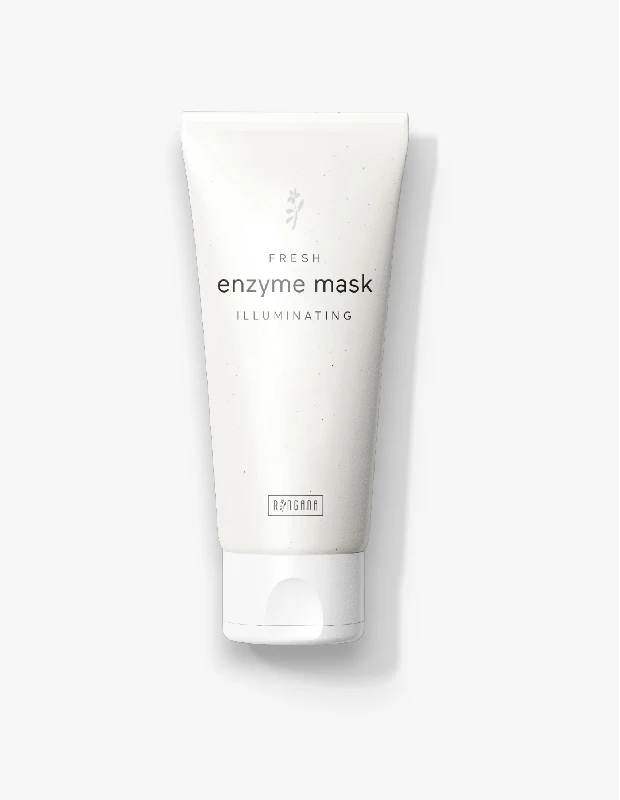 Beyaz renkli, mat bir yüzeye sahip, üzerinde FRESH logosu, büyük harflerle enzyme mask ve altında ILLUMINATING yazan, alt kısmında dikdörtgen çerçeve içinde RINGANA markası görülen, dik duran bir aydınlatıcı enzim maskesi tüpü beyaz bir zeminde hafif bir gölgeyle yer almaktadır.