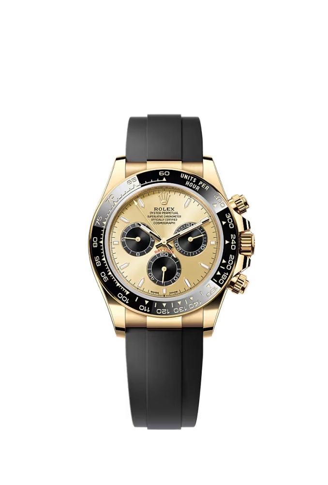 Sarı altın kasalı, şampanya renkli kadranı, siyah kronograf alt kadranları, siyah seramik takimetrik bezeli ve siyah Oysterflex kayışı olan, beyaz arka planda sergilenen lüks bir Rolex Cosmograph Daytona kol saati.