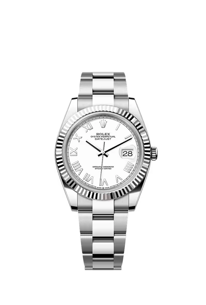 Gümüş rengi, zarif bir Rolex Datejust 41 lüks kol saati, beyaz kadranında belirgin Romen rakamları, saat 3 hizasında 28 tarih göstergesi ve tırtıklı parlak bezeliyle önden görünümde sergileniyor.