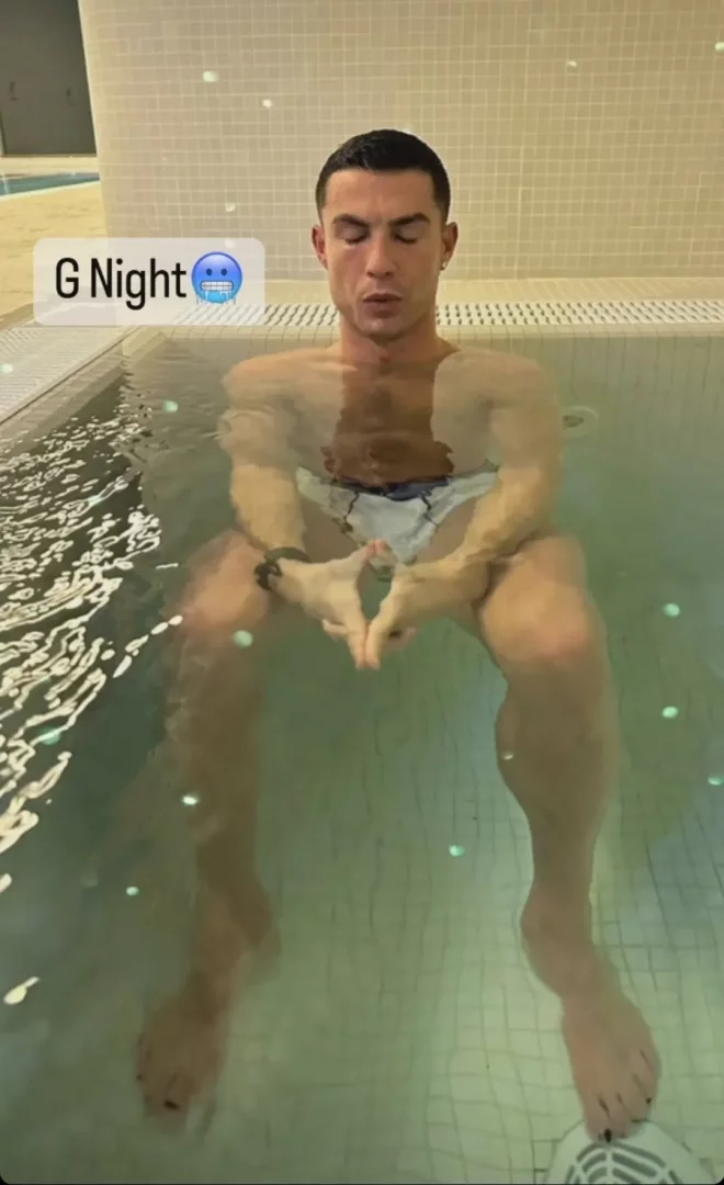 Cristiano Ronaldo, soğuk su havuzunda gözleri kapalı ve elleri göğsünde birleşmiş şekilde, fiziksel toparlanma ve kariyerindeki uzun ömürlülük için buz banyosu yaptığını gösteren bir anı yansıtıyor; bu tür ritüeller profesyonel sporcuların performanslarını sürdürmeleri için kritik öneme sahiptir.