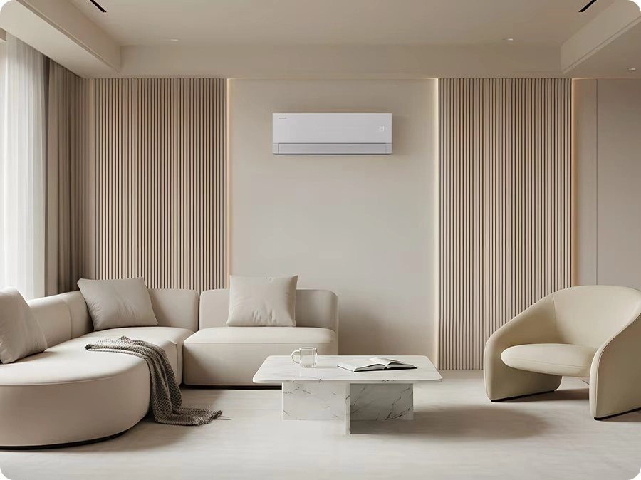 Beyaz renkli, modern ve minimalist bir oturma odasının duvarında zarifçe konumlandırılmış Samsung Bespoke AI WindFree Pro PM duvar tipi klima, odanın genel estetiğiyle uyumlu bir şekilde serinlik ve şıklık vaat ediyor.