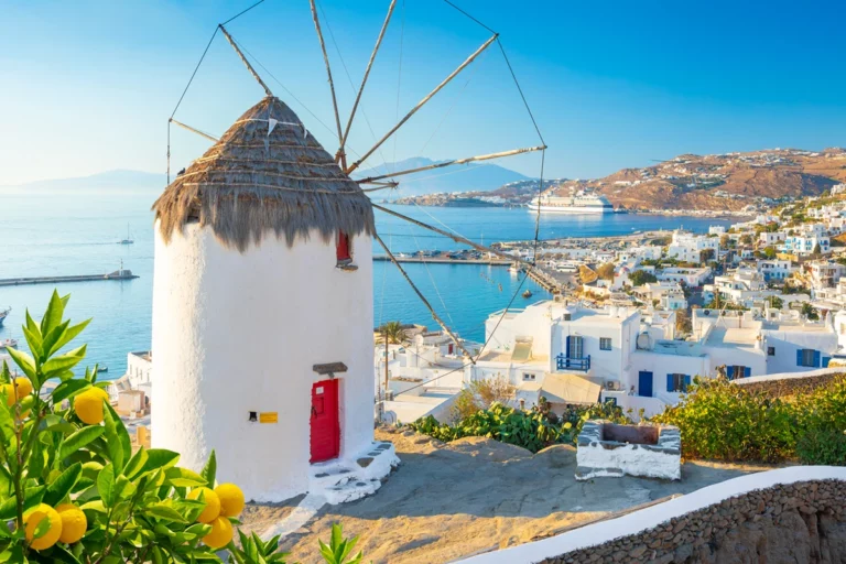 Santorini: Ege’nin En Romantik Adasındaki Lüks Deneyimler ve En İyi Rotalar