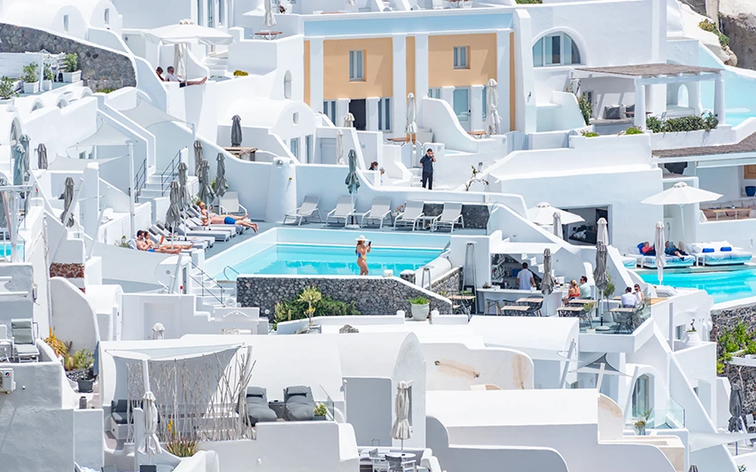 Santorini: Ege'nin En Romantik Adasındaki Lüks Deneyimler ve En İyi Rotalar